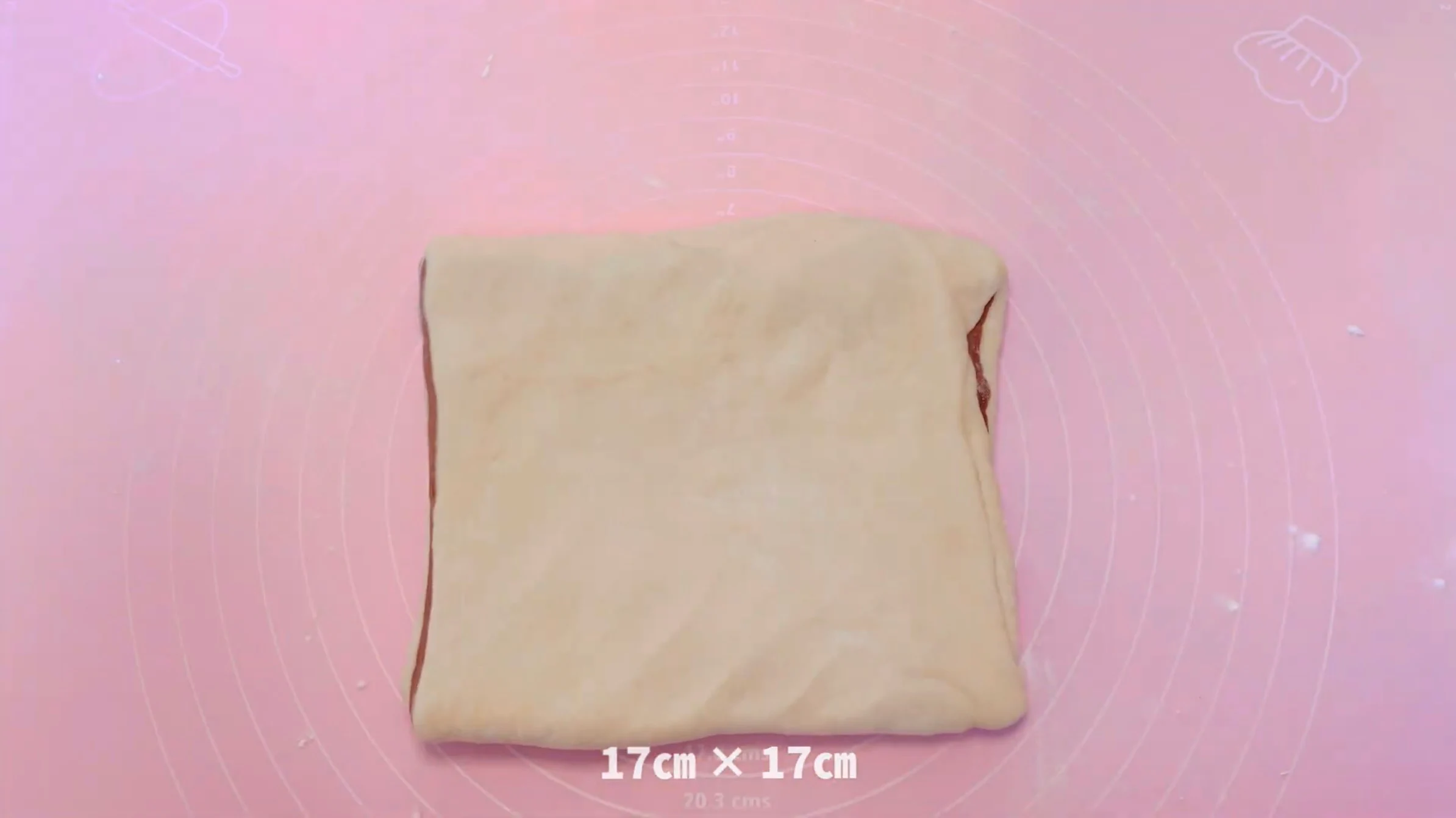 マーブル食パン:生地を17㎝×17㎝に伸ばす