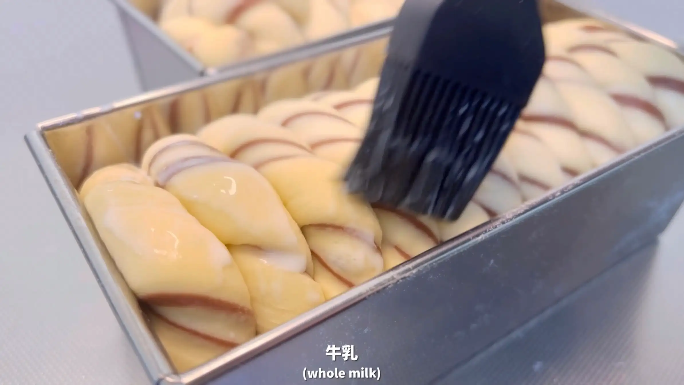 マーブル食パン:牛乳を塗る