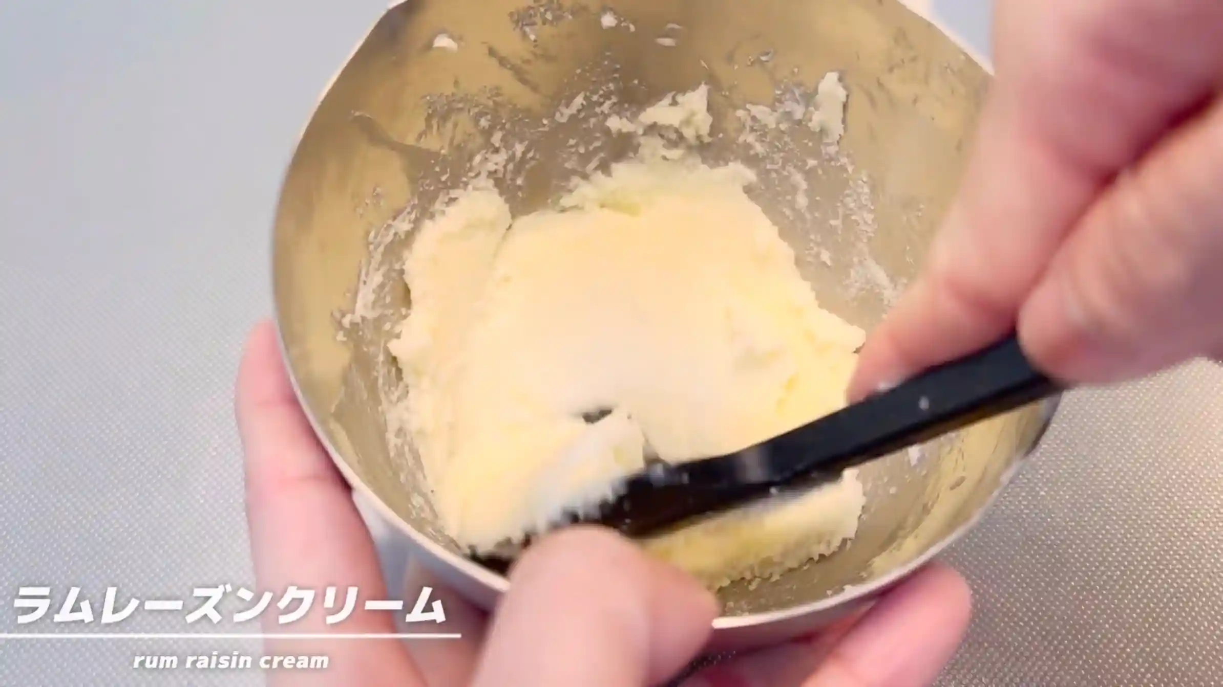 スフォリアテッラ:バターとグラニュー糖を混ぜる