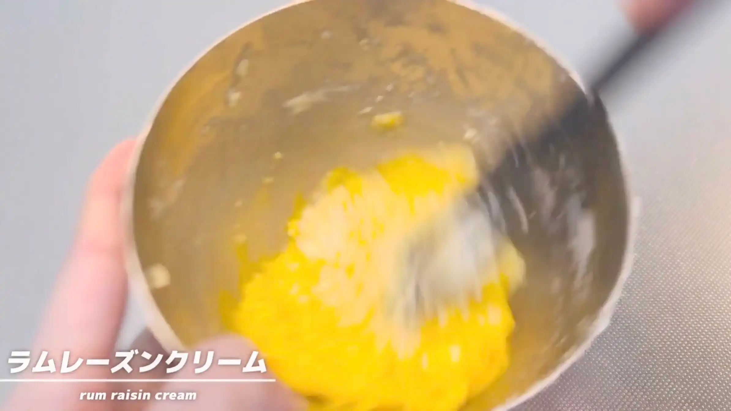 スフォリアテッラ:卵を2回に分けて加え混ぜる