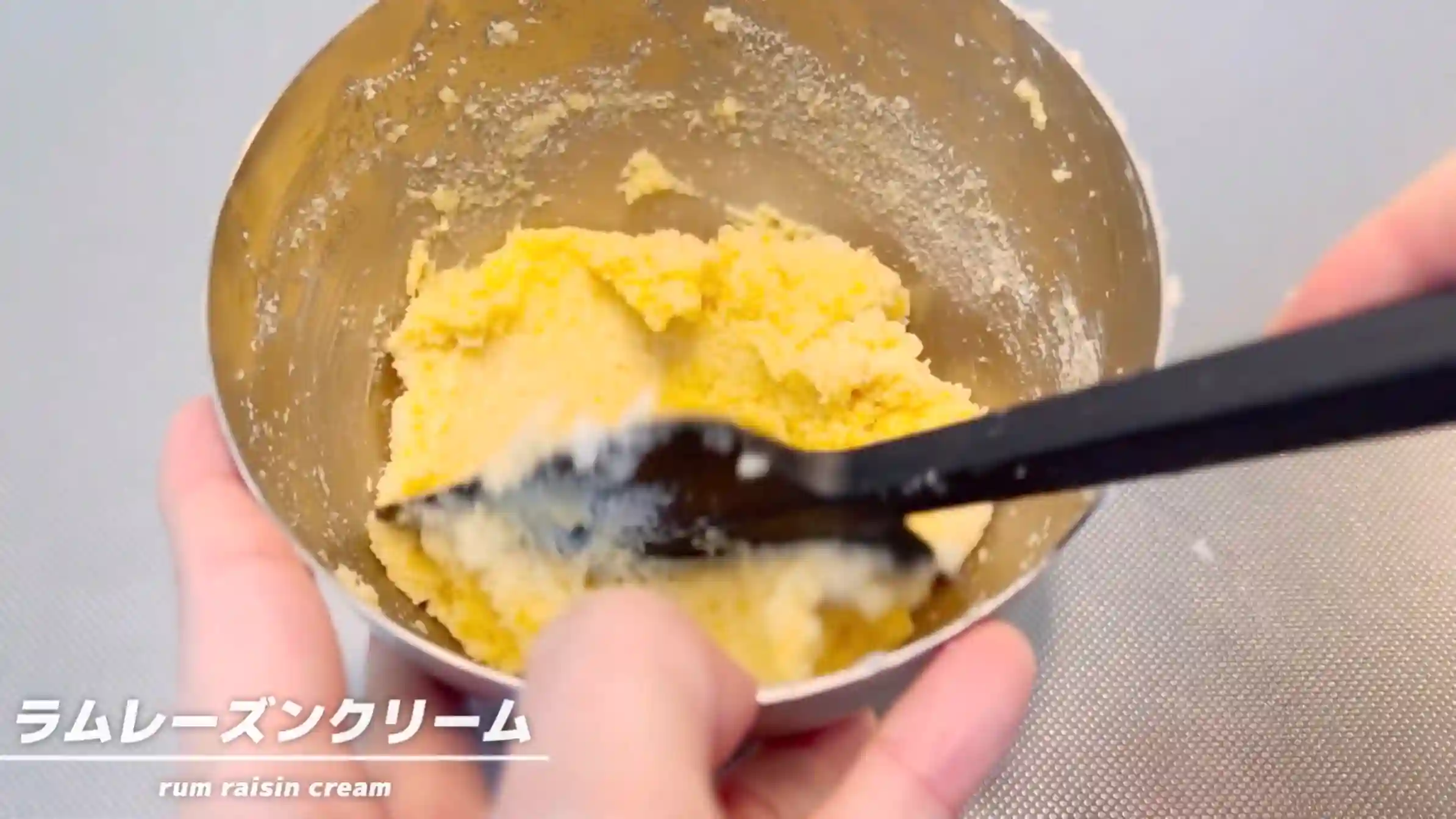 スフォリアテッラ:アーモンドパウダーを加え混ぜる