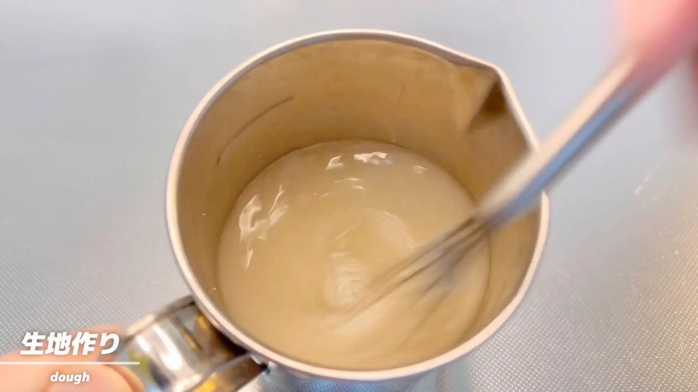 バブルフォカッチャ:ぬるま湯、ドライイースト、砂糖を混ぜる