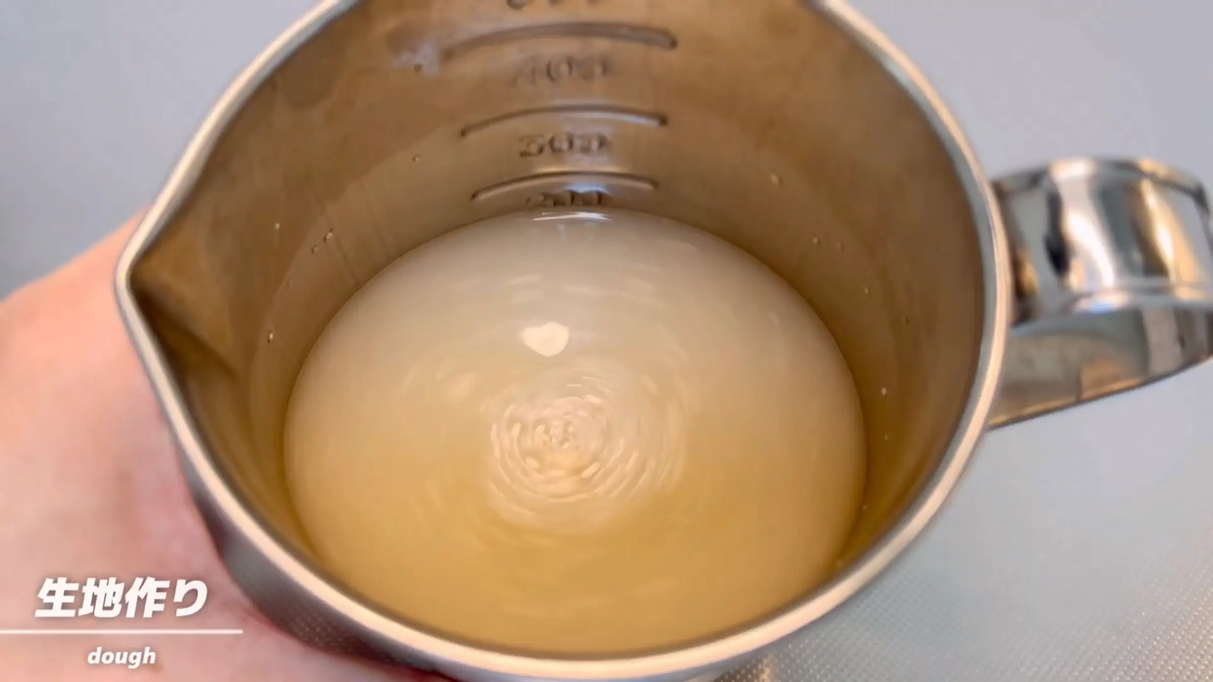 捏ねない米油パン:ぬるま湯に砂糖、イーストを加え混ぜる