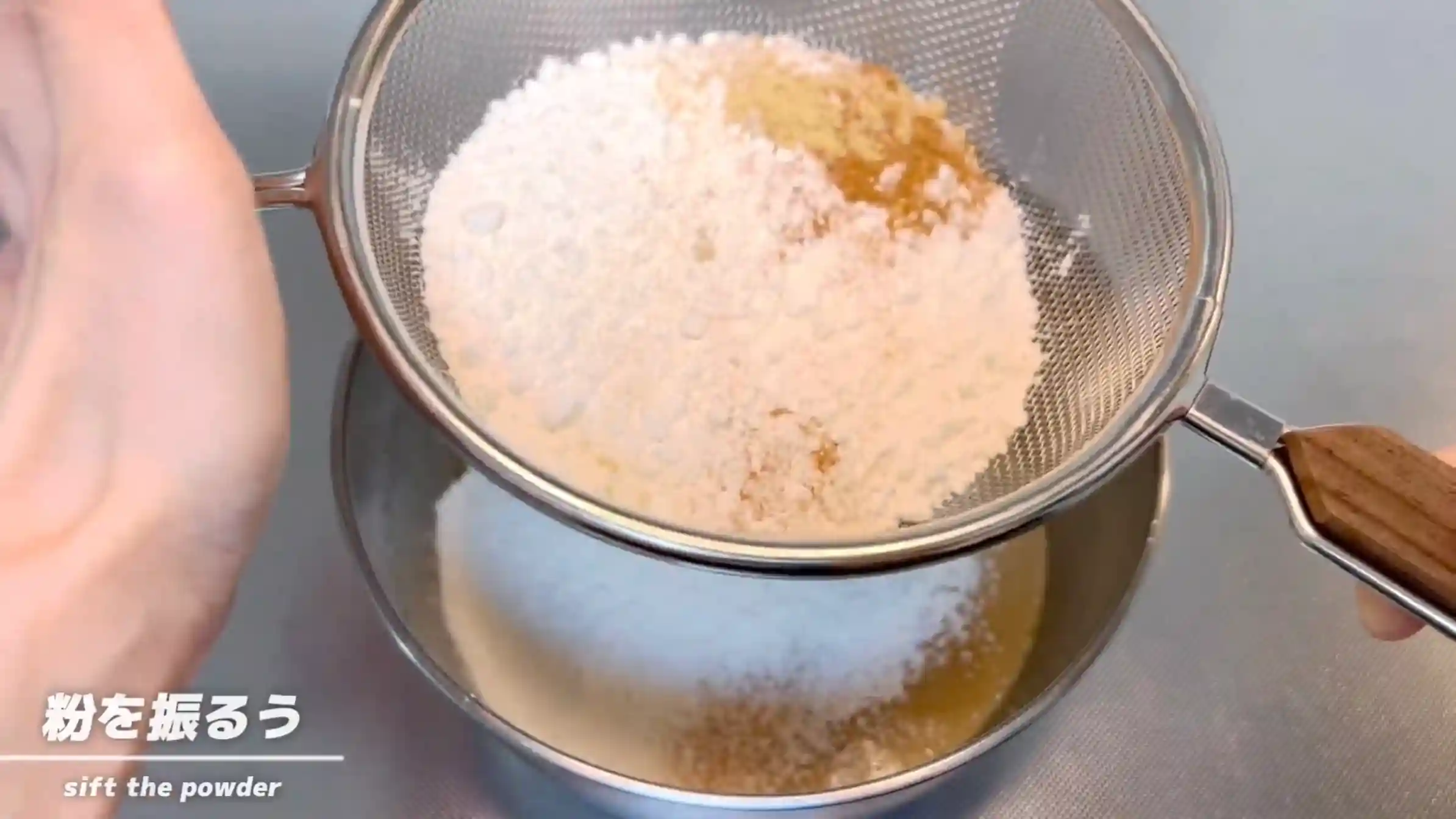キャロットケーキ：粉類とスパイスを加え、混ぜる