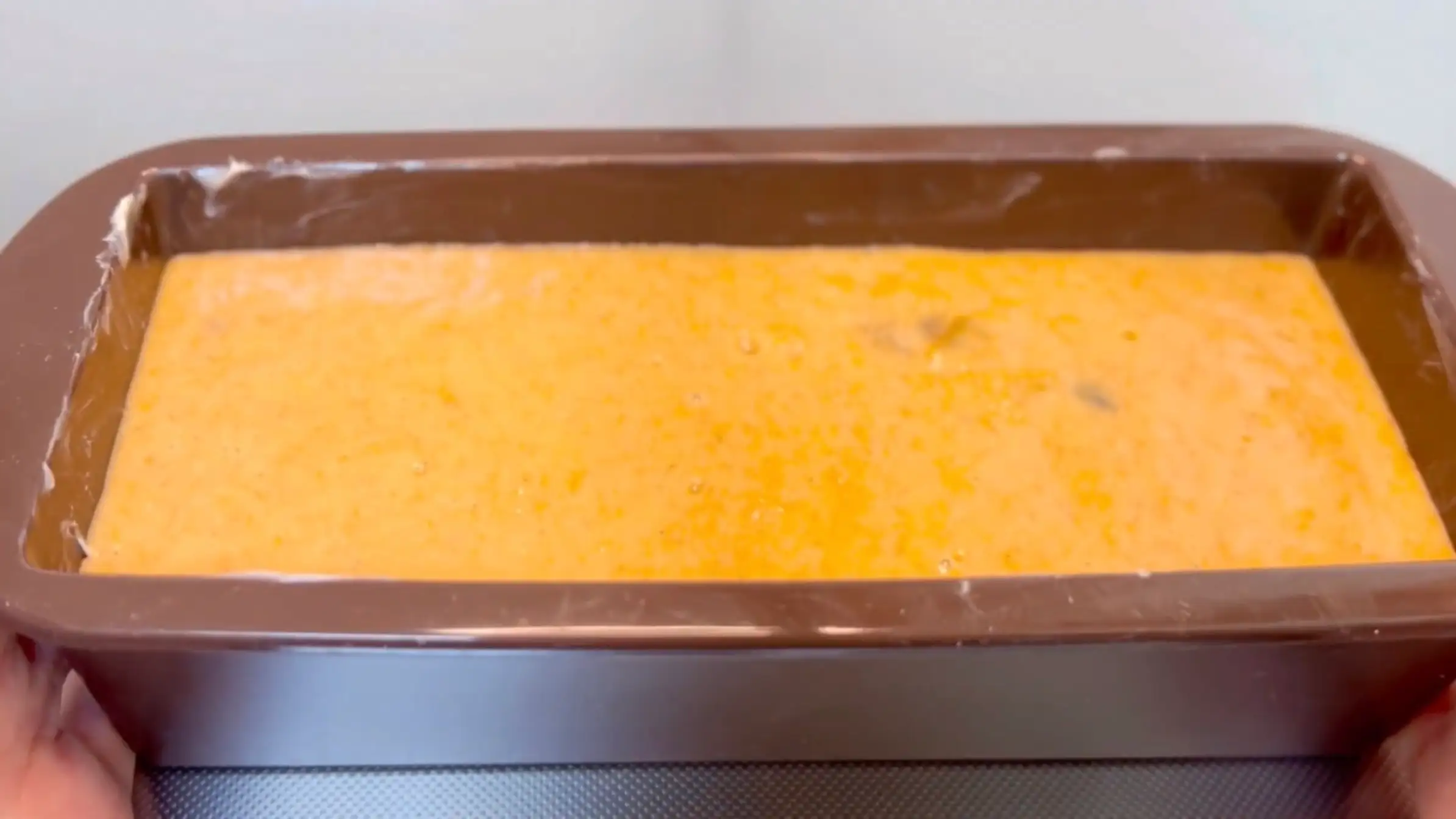 キャロットケーキ：生地を型に流し入れる