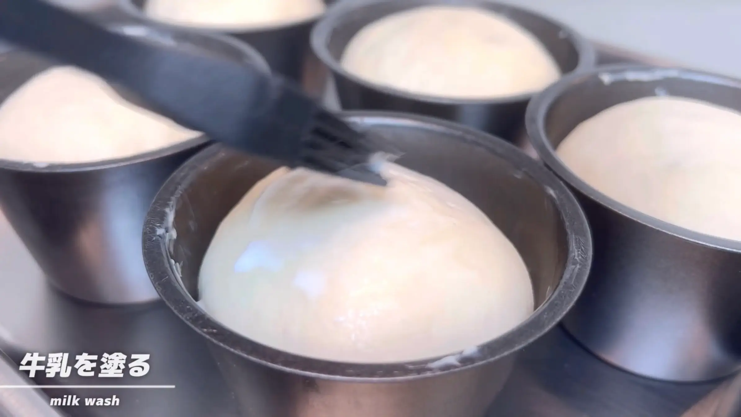 鯛焼きパン:表面に牛乳を塗る