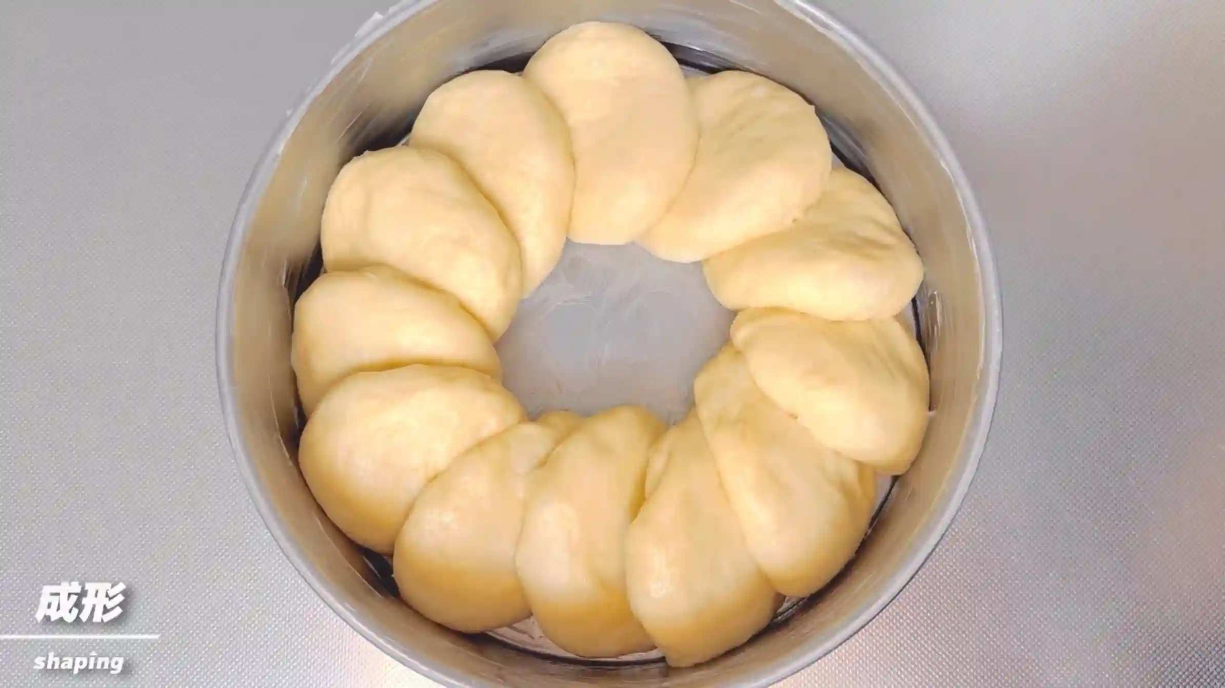 もこもこパン:生地を型に並べる