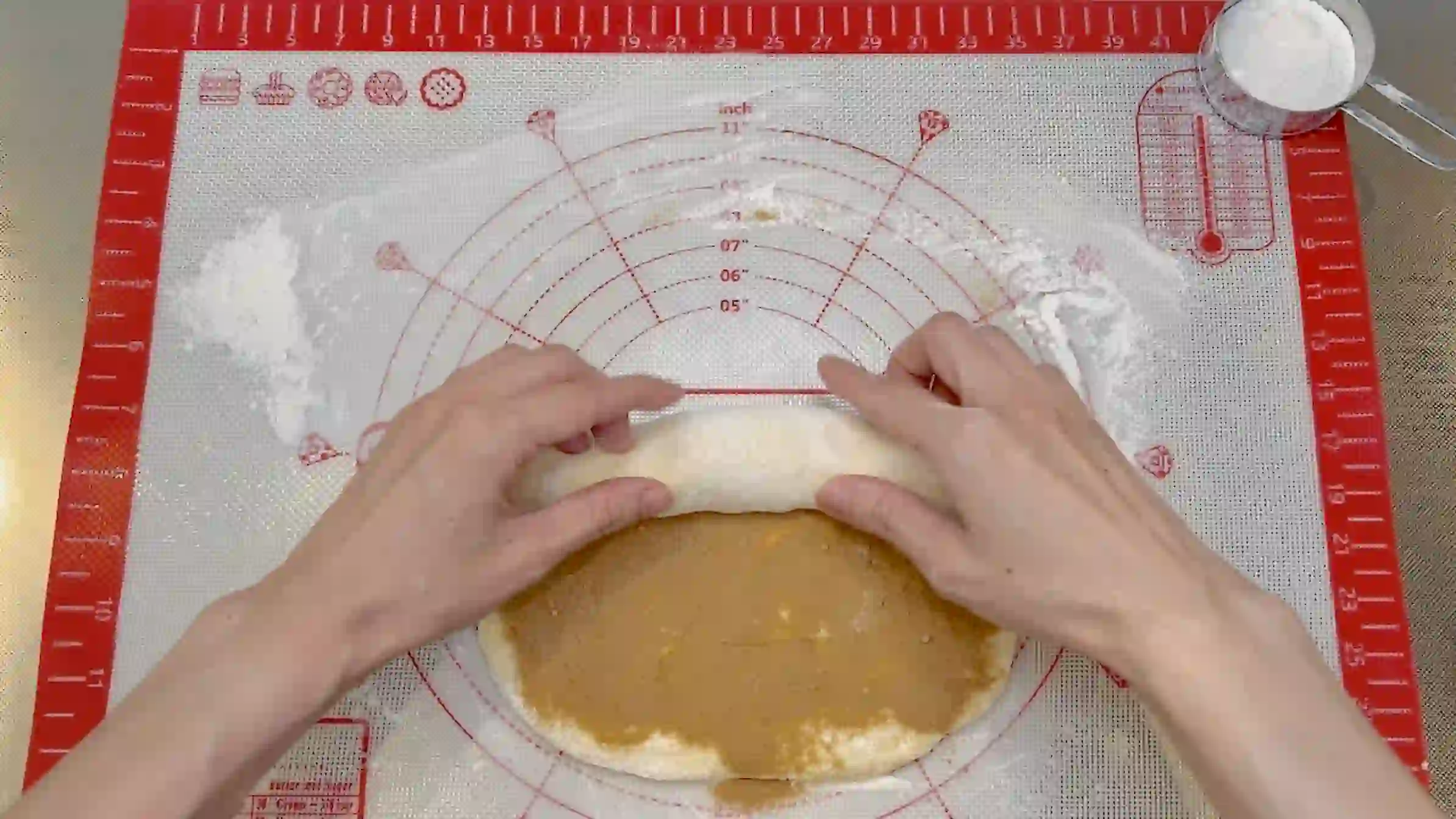 シナモンロール：生地を巻く