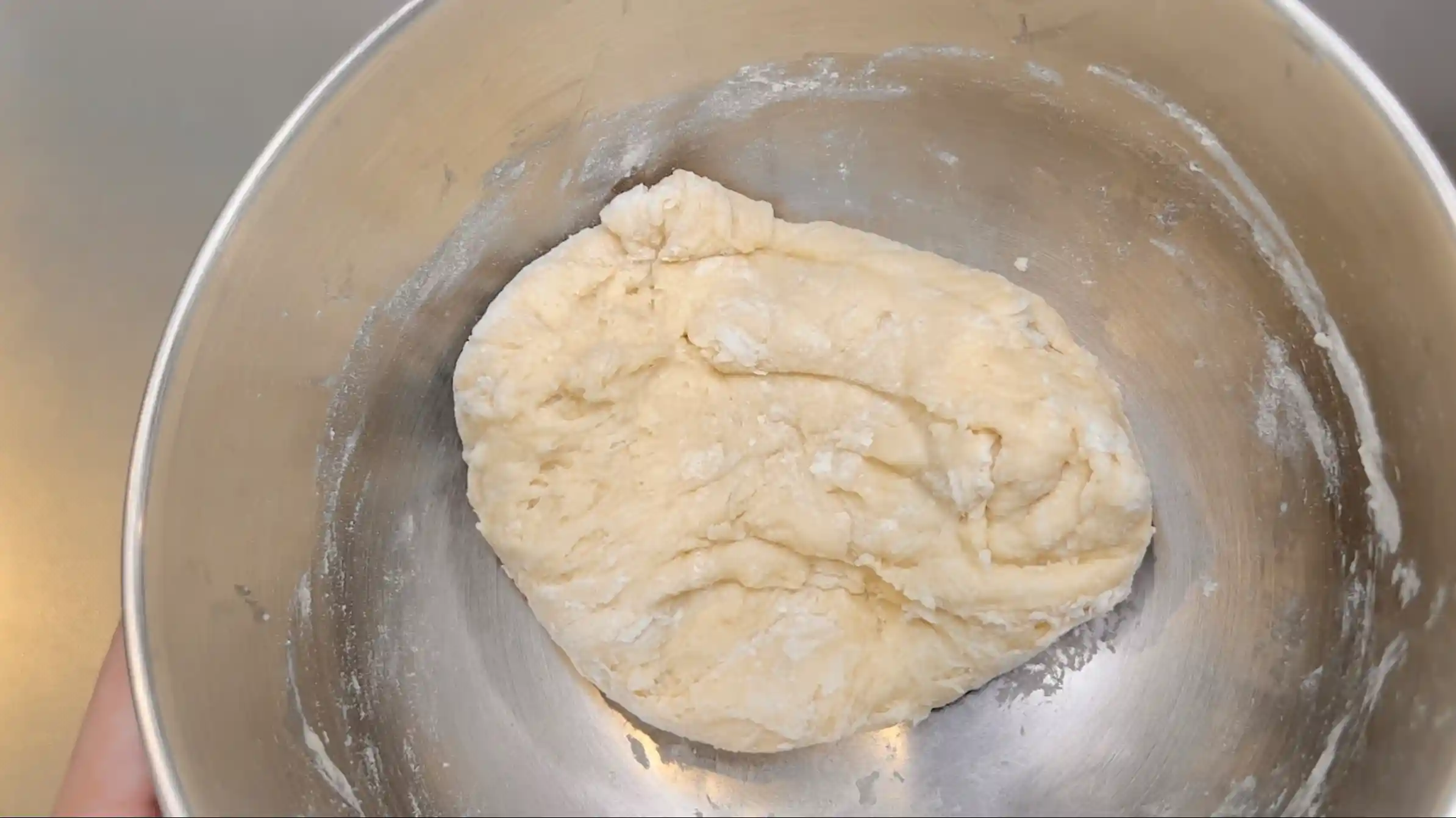 シナモンロール：粉類を混ぜ、仕込み水を加えて混ぜる