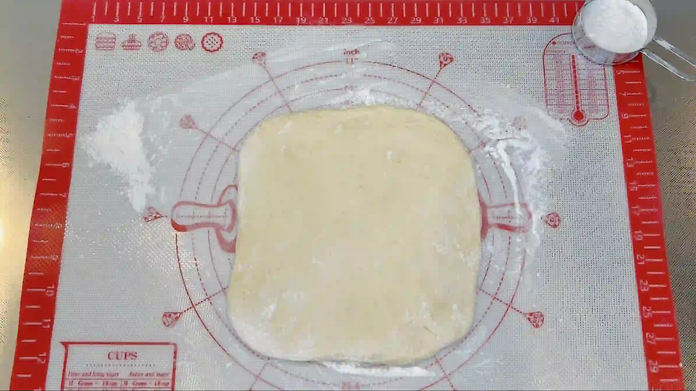 シナモンロール：生地を18㎝×18㎝に広げる
