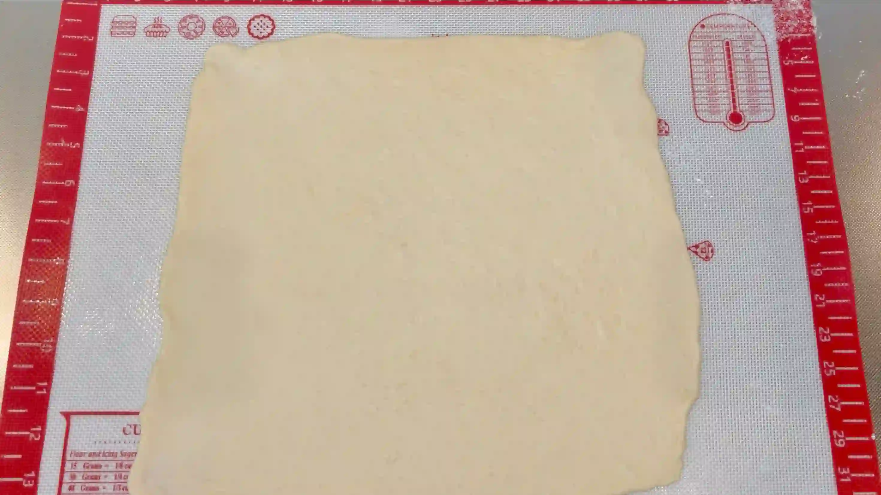 チョコレートバブカ:生地を30㎝×30㎝に伸ばす