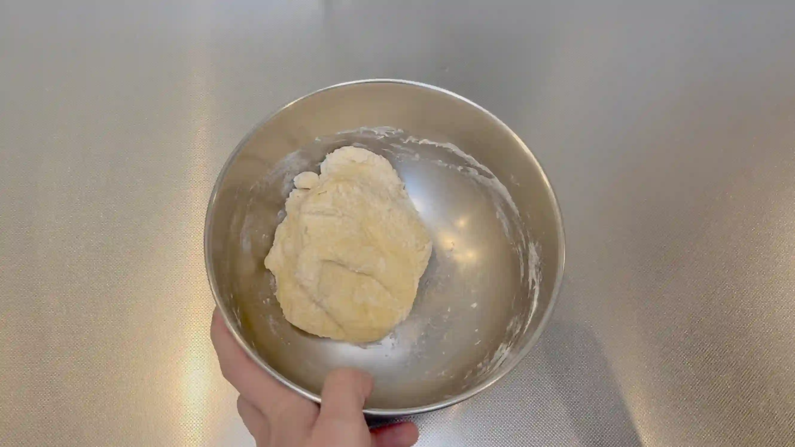 チョコレートバブカ:粉類を混ぜ、仕込み水を加えて混ぜる